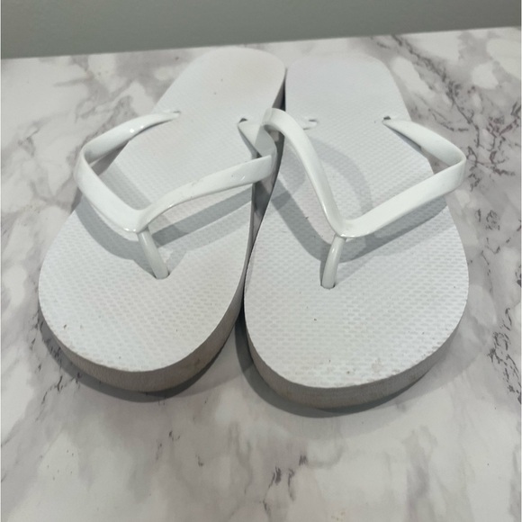 Women’s white flip flops size 8 - Picture 2 of 4